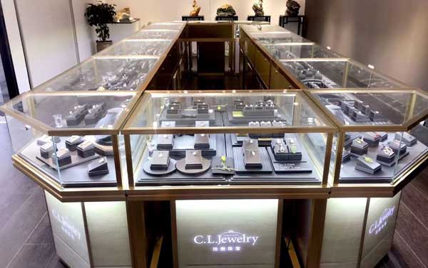 鴻鈦展示制品實(shí)業(yè)有限公司是一家多年來(lái)專(zhuān)注從事商業(yè)展示柜設(shè)計(jì)和定做的公司
